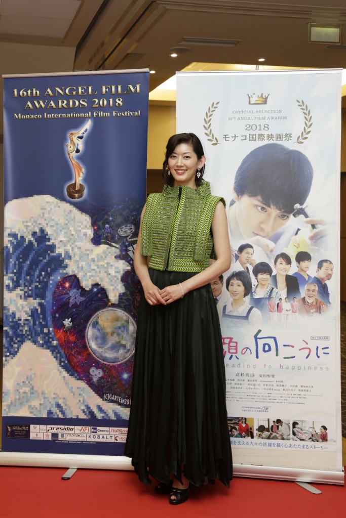 高杉真宙主演映画 笑顔の向こうに 第16回モナコ国際映画祭レッドカーペット ヒロイン安田聖愛 池田鉄洋 佐藤藍子 濱田英里 木村祐一が登場 Cinematopics